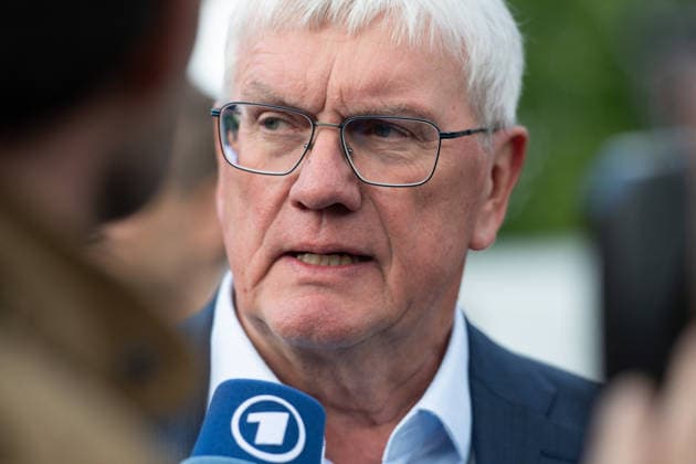 Sebastian SCHUSTER, CDU, Landrat des Rhein-Sieg-Kreises, Sperrung der Autobahnbruecke der A 565 noerdlich von Bonn ueber den Rhein, *** Sebastian SCHUSTER, CDU, District Administrator of the Rhein Sieg district, closure of the A 565 highway bridge north of Bonn over the Rhine,
