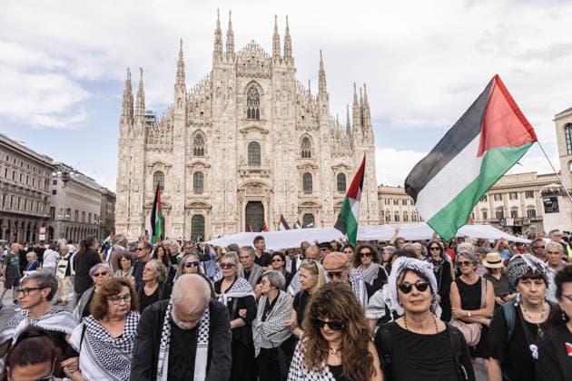 Demonstration in memory of Palestinian children victims in Milan MILAN, ITALY - JUNE 5: A demonstration in memory of Palestinian children victims of Israeli attacks begins in Piazza Duomo and march through the city carrying a symbolic 25-meter-long shroud bearing the names of the 18,457 young victims in Milan, Italy, on June 5, 2026. Andrea Carrubba Anadolu Milan Italy. Editorial use only. Please get in touch for any other usage.  Copyright: x2026xAnadoluxAndreaxCarrubbax