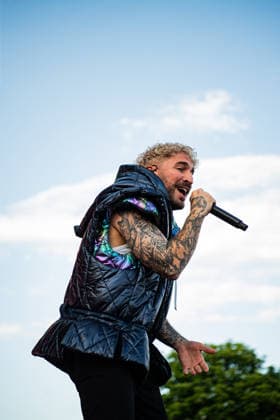Der Sänger Nico Sallach von der deutschen Metalcore- und Trancecore-Band Electric Callboy sorgt mit einer hochenergetischen Show auf der Hauptbühne (Utopia Stage) bei Rock im Park 2026 für Ekstase im Publikum. deutsche Metalcore- und Trancecore-Band Electric Callboy sorgt mit einer hochenergetischen Show auf der Hauptbühne (Utopia Stage) bei Rock im Park 2026 für Ekstase im Publikum. Nürnberg Zeppelinfeld Bayern Deutschland *** Singer Nico Sallach from the German metalcore and trancecore band Electric Callboy will bring ecstasy to the audience with a high-energy show on the Utopia Stage main stage at Rock im Park 2026 German metalcore and trancecore band Electric Callboy will bring ecstasy to the audience with a high-energy show on th