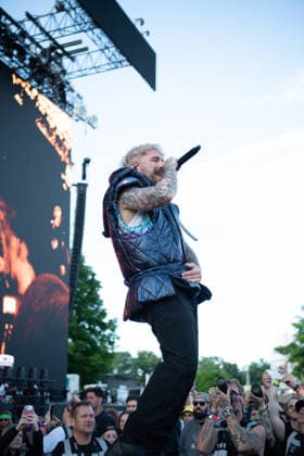 Der Sänger Nico Sallach von der deutschen Metalcore- und Trancecore-Band Electric Callboy sorgt mit einer hochenergetischen Show auf der Hauptbühne (Utopia Stage) bei Rock im Park 2026 für Ekstase im Publikum. deutsche Metalcore- und Trancecore-Band Electric Callboy sorgt mit einer hochenergetischen Show auf der Hauptbühne (Utopia Stage) bei Rock im Park 2026 für Ekstase im Publikum. Nürnberg Zeppelinfeld Bayern Deutschland *** Singer Nico Sallach from the German metalcore and trancecore band Electric Callboy will bring ecstasy to the audience with a high-energy show on the Utopia Stage main stage at Rock im Park 2026 German metalcore and trancecore band Electric Callboy will bring ecstasy to the audience with a high-energy show on th