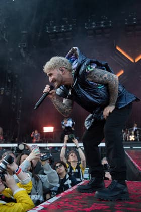 Der Sänger Nico Sallach von der deutschen Metalcore- und Trancecore-Band Electric Callboy sorgt mit einer hochenergetischen Show auf der Hauptbühne (Utopia Stage) bei Rock im Park 2026 für Ekstase im Publikum. deutsche Metalcore- und Trancecore-Band Electric Callboy sorgt mit einer hochenergetischen Show auf der Hauptbühne (Utopia Stage) bei Rock im Park 2026 für Ekstase im Publikum. Nürnberg Zeppelinfeld Bayern Deutschland *** Singer Nico Sallach from the German metalcore and trancecore band Electric Callboy will bring ecstasy to the audience with a high-energy show on the Utopia Stage main stage at Rock im Park 2026 German metalcore and trancecore band Electric Callboy will bring ecstasy to the audience with a high-energy show on th