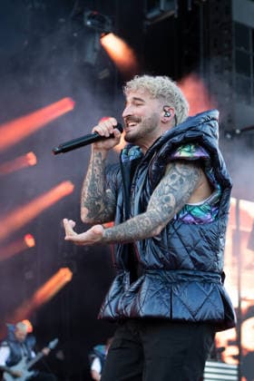 Der Sänger Nico Sallach von der deutschen Metalcore- und Trancecore-Band Electric Callboy sorgt mit einer hochenergetischen Show auf der Hauptbühne (Utopia Stage) bei Rock im Park 2026 für Ekstase im Publikum. deutsche Metalcore- und Trancecore-Band Electric Callboy sorgt mit einer hochenergetischen Show auf der Hauptbühne (Utopia Stage) bei Rock im Park 2026 für Ekstase im Publikum. Nürnberg Zeppelinfeld Bayern Deutschland *** Singer Nico Sallach from the German metalcore and trancecore band Electric Callboy will bring ecstasy to the audience with a high-energy show on the Utopia Stage main stage at Rock im Park 2026 German metalcore and trancecore band Electric Callboy will bring ecstasy to the audience with a high-energy show on th