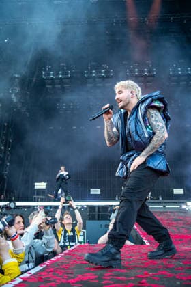Der Sänger Nico Sallach von der deutschen Metalcore- und Trancecore-Band Electric Callboy sorgt mit einer hochenergetischen Show auf der Hauptbühne (Utopia Stage) bei Rock im Park 2026 für Ekstase im Publikum. deutsche Metalcore- und Trancecore-Band Electric Callboy sorgt mit einer hochenergetischen Show auf der Hauptbühne (Utopia Stage) bei Rock im Park 2026 für Ekstase im Publikum. Nürnberg Zeppelinfeld Bayern Deutschland *** Singer Nico Sallach from the German metalcore and trancecore band Electric Callboy will bring ecstasy to the audience with a high-energy show on the Utopia Stage main stage at Rock im Park 2026 German metalcore and trancecore band Electric Callboy will bring ecstasy to the audience with a high-energy show on th
