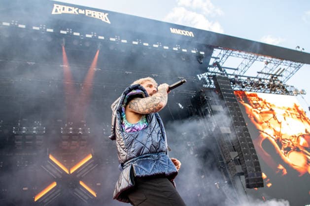 Der Sänger Nico Sallach von der deutschen Metalcore- und Trancecore-Band Electric Callboy sorgt mit einer hochenergetischen Show auf der Hauptbühne (Utopia Stage) bei Rock im Park 2026 für Ekstase im Publikum. deutsche Metalcore- und Trancecore-Band Electric Callboy sorgt mit einer hochenergetischen Show auf der Hauptbühne (Utopia Stage) bei Rock im Park 2026 für Ekstase im Publikum. Nürnberg Zeppelinfeld Bayern Deutschland *** Singer Nico Sallach from the German metalcore and trancecore band Electric Callboy will bring ecstasy to the audience with a high-energy show on the Utopia Stage main stage at Rock im Park 2026 German metalcore and trancecore band Electric Callboy will bring ecstasy to the audience with a high-energy show on th