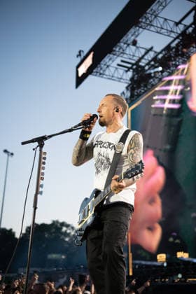 Der dänische Sänger und Gitarrist Michael Poulsen der dänischen Rock-Band Volbeat begeistert die Fans mit ihrem unverkennbaren Mix aus Metal, Rock n Roll und Rockabilly auf der Hauptbühne (Utopia Stage) bei Rock im Park 2026. Das traditionsreiche Festival auf dem Zeppelinfeld gehört zu den absoluten Highlights der deutschen Open-Air-Saison. Nürnberg Zeppelinfeld Bayern Deutschland *** Danish singer and guitarist Michael Poulsen from the Danish rock band Volbeat will delight fans with their unmistakable mix of metal, rock n roll and rockabilly on the Utopia Stage main stage at Rock im Park 2026 The traditional festival on the Zeppelin Field is one of the absolute highlights of the German open air season Nuremberg Zeppelin Field Bavaria