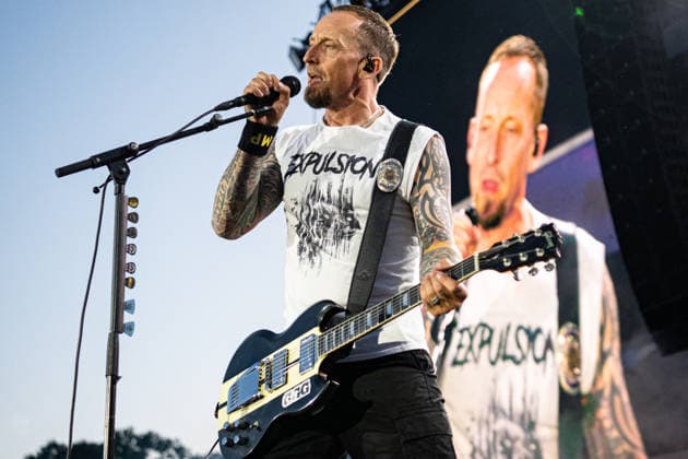 Der dänische Sänger und Gitarrist Michael Poulsen der dänischen Rock-Band Volbeat begeistert die Fans mit ihrem unverkennbaren Mix aus Metal, Rock n Roll und Rockabilly auf der Hauptbühne (Utopia Stage) bei Rock im Park 2026. Das traditionsreiche Festival auf dem Zeppelinfeld gehört zu den absoluten Highlights der deutschen Open-Air-Saison. Nürnberg Zeppelinfeld Bayern Deutschland *** Danish singer and guitarist Michael Poulsen from the Danish rock band Volbeat will delight fans with their unmistakable mix of metal, rock n roll and rockabilly on the Utopia Stage main stage at Rock im Park 2026 The traditional festival on the Zeppelin Field is one of the absolute highlights of the German open air season Nuremberg Zeppelin Field Bavaria