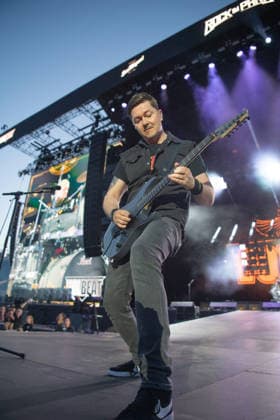 Der dänische Gitarrist Flemming Clausen von der dänischen Rock-Band Volbeat begeistert die Fans mit ihrem unverkennbaren Mix aus Metal, Rock n Roll und Rockabilly auf der Hauptbühne (Utopia Stage) bei Rock im Park 2026. Das traditionsreiche Festival auf dem Zeppelinfeld gehört zu den absoluten Highlights der deutschen Open-Air-Saison. Nürnberg Zeppelinfeld Bayern Deutschland *** Danish guitarist Flemming Clausen from the Danish rock band Volbeat thrills fans with their unmistakable mix of metal, rock n roll and rockabilly on the Utopia Stage main stage at Rock im Park 2026 The traditional festival on the Zeppelin Field is one of the absolute highlights of the German open air season Nuremberg Zeppelin Field Bavaria Germany