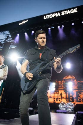 Der dänische Gitarrist Flemming Clausen von der dänischen Rock-Band Volbeat begeistert die Fans mit ihrem unverkennbaren Mix aus Metal, Rock n Roll und Rockabilly auf der Hauptbühne (Utopia Stage) bei Rock im Park 2026. Das traditionsreiche Festival auf dem Zeppelinfeld gehört zu den absoluten Highlights der deutschen Open-Air-Saison. Nürnberg Zeppelinfeld Bayern Deutschland *** Danish guitarist Flemming Clausen from the Danish rock band Volbeat thrills fans with their unmistakable mix of metal, rock n roll and rockabilly on the Utopia Stage main stage at Rock im Park 2026 The traditional festival on the Zeppelin Field is one of the absolute highlights of the German open air season Nuremberg Zeppelin Field Bavaria Germany