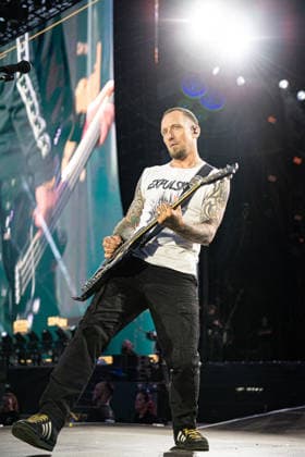 Der dänische Sänger und Gitarrist Michael Poulsen der dänischen Rock-Band Volbeat begeistert die Fans mit ihrem unverkennbaren Mix aus Metal, Rock n Roll und Rockabilly auf der Hauptbühne (Utopia Stage) bei Rock im Park 2026. Das traditionsreiche Festival auf dem Zeppelinfeld gehört zu den absoluten Highlights der deutschen Open-Air-Saison. Nürnberg Zeppelinfeld Bayern Deutschland *** Danish singer and guitarist Michael Poulsen from the Danish rock band Volbeat will delight fans with their unmistakable mix of metal, rock n roll and rockabilly on the Utopia Stage main stage at Rock im Park 2026 The traditional festival on the Zeppelin Field is one of the absolute highlights of the German open air season Nuremberg Zeppelin Field Bavaria