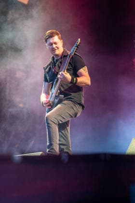 Der dänische Gitarrist Flemming Clausen von der dänischen Rock-Band Volbeat begeistert die Fans mit ihrem unverkennbaren Mix aus Metal, Rock n Roll und Rockabilly auf der Hauptbühne (Utopia Stage) bei Rock im Park 2026. Das traditionsreiche Festival auf dem Zeppelinfeld gehört zu den absoluten Highlights der deutschen Open-Air-Saison. Nürnberg Zeppelinfeld Bayern Deutschland *** Danish guitarist Flemming Clausen from the Danish rock band Volbeat thrills fans with their unmistakable mix of metal, rock n roll and rockabilly on the Utopia Stage main stage at Rock im Park 2026 The traditional festival on the Zeppelin Field is one of the absolute highlights of the German open air season Nuremberg Zeppelin Field Bavaria Germany