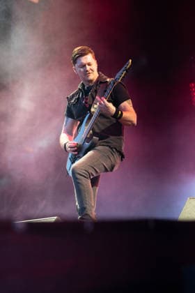 Der dänische Gitarrist Flemming Clausen von der dänischen Rock-Band Volbeat begeistert die Fans mit ihrem unverkennbaren Mix aus Metal, Rock n Roll und Rockabilly auf der Hauptbühne (Utopia Stage) bei Rock im Park 2026. Das traditionsreiche Festival auf dem Zeppelinfeld gehört zu den absoluten Highlights der deutschen Open-Air-Saison. Nürnberg Zeppelinfeld Bayern Deutschland *** Danish guitarist Flemming Clausen from the Danish rock band Volbeat thrills fans with their unmistakable mix of metal, rock n roll and rockabilly on the Utopia Stage main stage at Rock im Park 2026 The traditional festival on the Zeppelin Field is one of the absolute highlights of the German open air season Nuremberg Zeppelin Field Bavaria Germany
