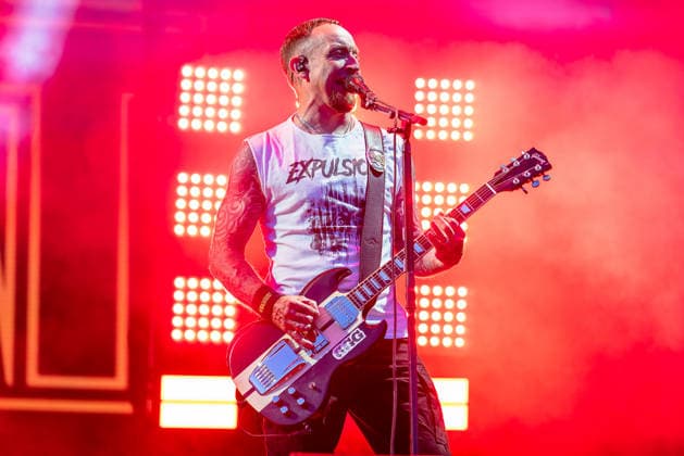 Musikfestival Rock im Park 2026 - Volbeat, Nürnberg, 05.06.2026 Michael Poulsen (Volbeat) singt und spielt Gibson-Gitarre auf der Buehne. Rote Buehnenbeleuchtung und LED-Lichtwaende praegen die Kulisse des Auftritts. Die Band tritt am Samstag ebenfalls bei Rock am Ring auf. Nürnberg Bayern Deutschland *** Music festival Rock im Park 2026 Volbeat, Nuremberg, 05 06 2026 Michael Poulsen Volbeat sings and plays Gibson guitar on stage Red stage lighting and LED light walls illuminate the backdrop of the performance The band will also perform at Rock am Ring on Saturday Nuremberg Bavaria Germany 20260605-1V9A9784-M4000