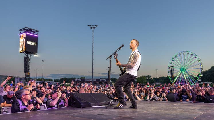 Musikfestival Rock im Park 2026 - Volbeat, Nürnberg, 05.06.2026 Michael Poulsen (Volbeat) spielt Gitarre vor ausverkauftem Freiluftgelände. Im Hintergrund leuchtet das beleuchtete Riesenrad des Festivalgeländes im Abendlicht. Die Band tritt am Samstag ebenfalls bei Rock am Ring auf. Nürnberg Bayern Deutschland *** Music festival Rock im Park 2026 Volbeat, Nuremberg, 05 06 2026 Michael Poulsen Volbeat plays guitar in front of a sold-out outdoor area In the background, the illuminated Ferris wheel of the festival site shines in the evening light The band will also perform at Rock am Ring on Saturday Nuremberg Bavaria Germany 20260605-286A8042-M4000