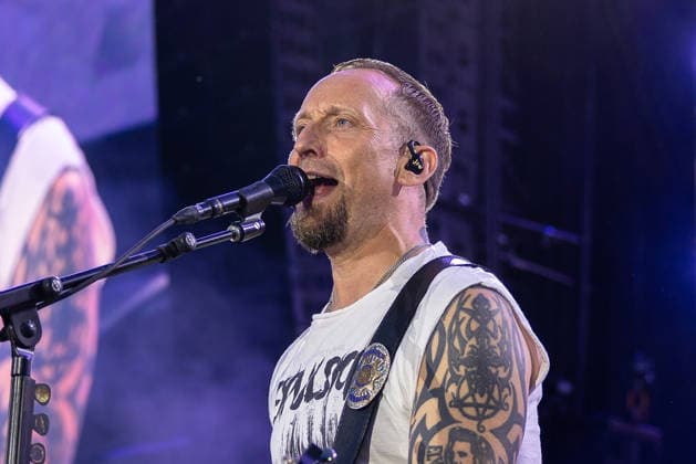 Musikfestival Rock im Park 2026 - Volbeat, Nürnberg, 05.06.2026 Michael Poulsen (Volbeat) singt am Mikrofon. Der Frontmann und Gitarrist trägt ein weißes Shirt und zeigt ausgedehnte Arm-Tattoos. Nürnberg Bayern Deutschland *** Music festival Rock im Park 2026 Volbeat, Nuremberg, 05 06 2026 Michael Poulsen Volbeat sings at the microphone The frontman and guitarist wears a white shirt and shows extensive arm tattoos Nuremberg Bavaria Germany 20260605-286A8098-M4000