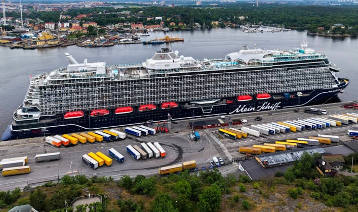 STOCKHOLM 20260606 Pa nationaldagen anlöpte det största kryssningsfartyget som nagonsin besökt Stockholm da kryssningsfartyget Mein Schiff Relax med 4000 passagerare angjorde vid Stadsgarden. Sjöfartsverkets lotsar har förberett i manader och tränat i simulator i Tyskland för att klara Stockholms svarare inlopp. STOCKHOLM SVERIGE x10030x *** STOCKHOLM 20260606 On National Day, the largest cruise ship ever to visit Stockholm arrived when the cruise ship Mein Schiff Relax with 4,000 passengers docked at Stadsgarden Maritime Administration pilots have prepared for months and trained in simulators in Germany to cope with Stockholms black inlet STOCKHOLM SWEDEN x10030x  Copyright: xJonasxEkströmer TTx KRYSSNINGSBAT MEIN SCHIFF RELAX pXOtGlZe8aA