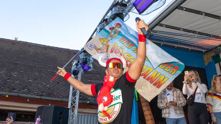 Volles Haus und Mallorca-Stimmung im Brauereihof der Kauzen Bräu in Ochsenfurt: Partycrasher Lorenz Büffel feierte am 5. Juni 2026 das 10-jährige Jubiläum der Käuzle Partykneipe und brachte das Publikum zum Kochen. *** Full house and Mallorca atmosphere in the brewery courtyard of the Kauzen Bräu in Ochsenfurt Party crasher Lorenz Büffel celebrated the 10th anniversary of the Käuzle party pub on June 5, 2026 and brought the audience to a boil Copyright: HMBxMedia xHeikoxBecker