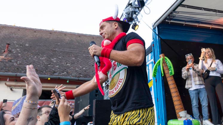 Volles Haus und Mallorca-Stimmung im Brauereihof der Kauzen Bräu in Ochsenfurt: Partycrasher Lorenz Büffel feierte am 5. Juni 2026 das 10-jährige Jubiläum der Käuzle Partykneipe und brachte das Publikum zum Kochen. *** Full house and Mallorca atmosphere in the brewery courtyard of the Kauzen Bräu in Ochsenfurt Party crasher Lorenz Büffel celebrated the 10th anniversary of the Käuzle party pub on June 5, 2026 and brought the audience to a boil Copyright: HMBxMedia xHeikoxBecker