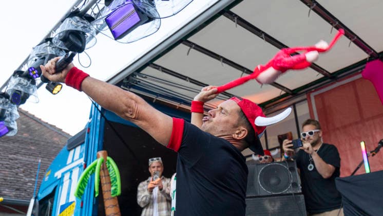 Volles Haus und Mallorca-Stimmung im Brauereihof der Kauzen Bräu in Ochsenfurt: Partycrasher Lorenz Büffel feierte am 5. Juni 2026 das 10-jährige Jubiläum der Käuzle Partykneipe und brachte das Publikum zum Kochen. *** Full house and Mallorca atmosphere in the brewery courtyard of the Kauzen Bräu in Ochsenfurt Party crasher Lorenz Büffel celebrated the 10th anniversary of the Käuzle party pub on June 5, 2026 and brought the audience to a boil Copyright: HMBxMedia xHeikoxBecker