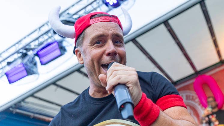 Volles Haus und Mallorca-Stimmung im Brauereihof der Kauzen Bräu in Ochsenfurt: Partycrasher Lorenz Büffel feierte am 5. Juni 2026 das 10-jährige Jubiläum der Käuzle Partykneipe und brachte das Publikum zum Kochen. *** Full house and Mallorca atmosphere in the brewery courtyard of the Kauzen Bräu in Ochsenfurt Party crasher Lorenz Büffel celebrated the 10th anniversary of the Käuzle party pub on June 5, 2026 and brought the audience to a boil Copyright: HMBxMedia xHeikoxBecker