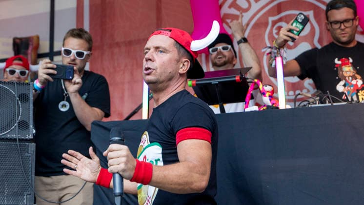 Volles Haus und Mallorca-Stimmung im Brauereihof der Kauzen Bräu in Ochsenfurt: Partycrasher Lorenz Büffel feierte am 5. Juni 2026 das 10-jährige Jubiläum der Käuzle Partykneipe und brachte das Publikum zum Kochen. *** Full house and Mallorca atmosphere in the brewery courtyard of the Kauzen Bräu in Ochsenfurt Party crasher Lorenz Büffel celebrated the 10th anniversary of the Käuzle party pub on June 5, 2026 and brought the audience to a boil Copyright: HMBxMedia xHeikoxBecker