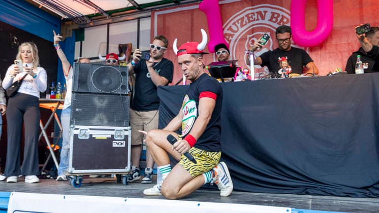 Volles Haus und Mallorca-Stimmung im Brauereihof der Kauzen Bräu in Ochsenfurt: Partycrasher Lorenz Büffel feierte am 5. Juni 2026 das 10-jährige Jubiläum der Käuzle Partykneipe und brachte das Publikum zum Kochen. *** Full house and Mallorca atmosphere in the brewery courtyard of the Kauzen Bräu in Ochsenfurt Party crasher Lorenz Büffel celebrated the 10th anniversary of the Käuzle party pub on June 5, 2026 and brought the audience to a boil Copyright: HMBxMedia xHeikoxBecker