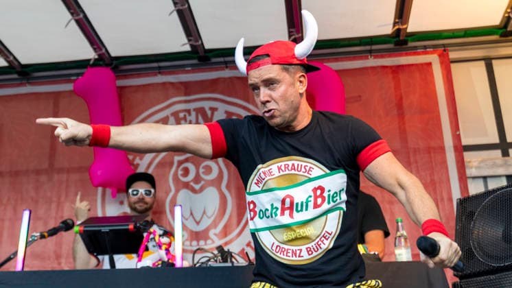 Volles Haus und Mallorca-Stimmung im Brauereihof der Kauzen Bräu in Ochsenfurt: Partycrasher Lorenz Büffel feierte am 5. Juni 2026 das 10-jährige Jubiläum der Käuzle Partykneipe und brachte das Publikum zum Kochen. *** Full house and Mallorca atmosphere in the brewery courtyard of the Kauzen Bräu in Ochsenfurt Party crasher Lorenz Büffel celebrated the 10th anniversary of the Käuzle party pub on June 5, 2026 and brought the audience to a boil Copyright: HMBxMedia xHeikoxBecker