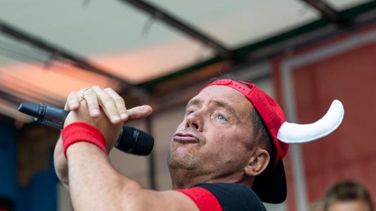 Volles Haus und Mallorca-Stimmung im Brauereihof der Kauzen Bräu in Ochsenfurt: Partycrasher Lorenz Büffel feierte am 5. Juni 2026 das 10-jährige Jubiläum der Käuzle Partykneipe und brachte das Publikum zum Kochen. *** Full house and Mallorca atmosphere in the brewery courtyard of the Kauzen Bräu in Ochsenfurt Party crasher Lorenz Büffel celebrated the 10th anniversary of the Käuzle party pub on June 5, 2026 and brought the audience to a boil Copyright: HMBxMedia xHeikoxBecker
