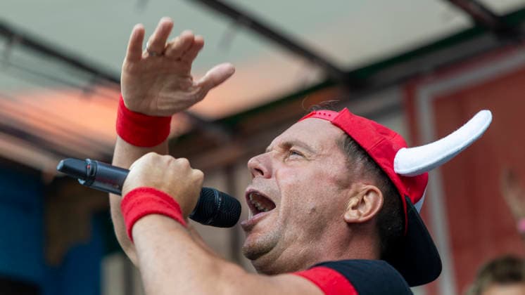 Volles Haus und Mallorca-Stimmung im Brauereihof der Kauzen Bräu in Ochsenfurt: Partycrasher Lorenz Büffel feierte am 5. Juni 2026 das 10-jährige Jubiläum der Käuzle Partykneipe und brachte das Publikum zum Kochen. *** Full house and Mallorca atmosphere in the brewery courtyard of the Kauzen Bräu in Ochsenfurt Party crasher Lorenz Büffel celebrated the 10th anniversary of the Käuzle party pub on June 5, 2026 and brought the audience to a boil Copyright: HMBxMedia xHeikoxBecker