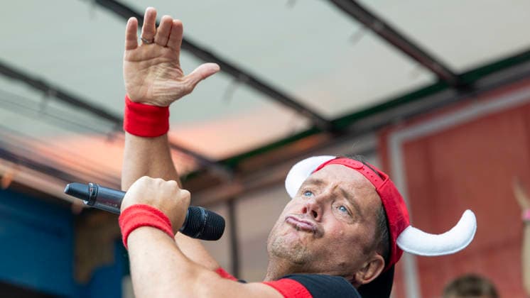Volles Haus und Mallorca-Stimmung im Brauereihof der Kauzen Bräu in Ochsenfurt: Partycrasher Lorenz Büffel feierte am 5. Juni 2026 das 10-jährige Jubiläum der Käuzle Partykneipe und brachte das Publikum zum Kochen. *** Full house and Mallorca atmosphere in the brewery courtyard of the Kauzen Bräu in Ochsenfurt Party crasher Lorenz Büffel celebrated the 10th anniversary of the Käuzle party pub on June 5, 2026 and brought the audience to a boil Copyright: HMBxMedia xHeikoxBecker