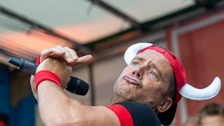 Volles Haus und Mallorca-Stimmung im Brauereihof der Kauzen Bräu in Ochsenfurt: Partycrasher Lorenz Büffel feierte am 5. Juni 2026 das 10-jährige Jubiläum der Käuzle Partykneipe und brachte das Publikum zum Kochen. *** Full house and Mallorca atmosphere in the brewery courtyard of the Kauzen Bräu in Ochsenfurt Party crasher Lorenz Büffel celebrated the 10th anniversary of the Käuzle party pub on June 5, 2026 and brought the audience to a boil Copyright: HMBxMedia xHeikoxBecker