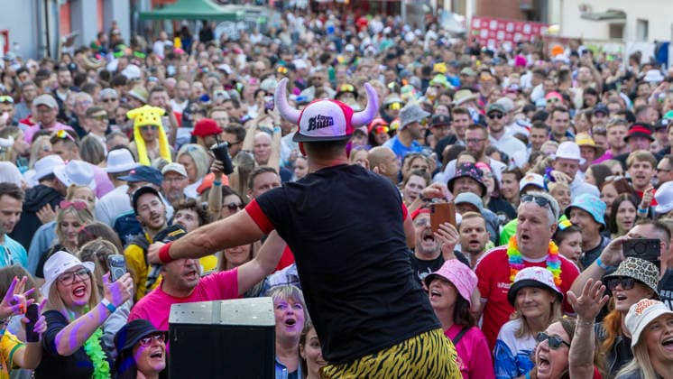 Volles Haus und Mallorca-Stimmung im Brauereihof der Kauzen Bräu in Ochsenfurt: Partycrasher Lorenz Büffel feierte am 5. Juni 2026 das 10-jährige Jubiläum der Käuzle Partykneipe und brachte das Publikum zum Kochen. *** Full house and Mallorca atmosphere in the brewery courtyard of the Kauzen Bräu in Ochsenfurt Party crasher Lorenz Büffel celebrated the 10th anniversary of the Käuzle party pub on June 5, 2026 and brought the audience to a boil Copyright: HMBxMedia xHeikoxBecker