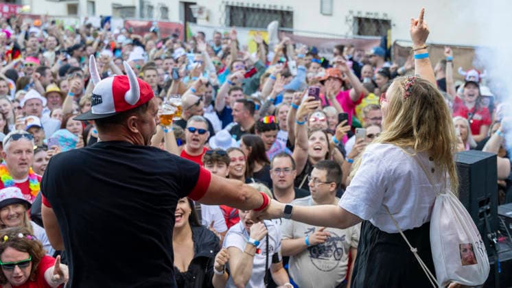 Volles Haus und Mallorca-Stimmung im Brauereihof der Kauzen Bräu in Ochsenfurt: Partycrasher Lorenz Büffel feierte am 5. Juni 2026 das 10-jährige Jubiläum der Käuzle Partykneipe und brachte das Publikum zum Kochen. *** Full house and Mallorca atmosphere in the brewery courtyard of the Kauzen Bräu in Ochsenfurt Party crasher Lorenz Büffel celebrated the 10th anniversary of the Käuzle party pub on June 5, 2026 and brought the audience to a boil Copyright: HMBxMedia xHeikoxBecker