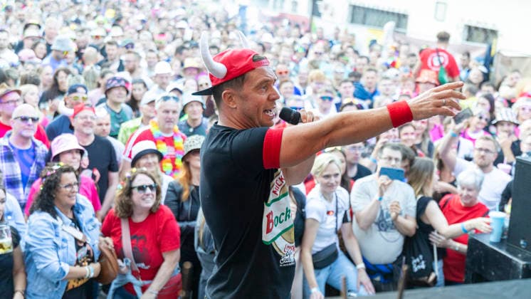 Volles Haus und Mallorca-Stimmung im Brauereihof der Kauzen Bräu in Ochsenfurt: Partycrasher Lorenz Büffel feierte am 5. Juni 2026 das 10-jährige Jubiläum der Käuzle Partykneipe und brachte das Publikum zum Kochen. *** Full house and Mallorca atmosphere in the brewery courtyard of the Kauzen Bräu in Ochsenfurt Party crasher Lorenz Büffel celebrated the 10th anniversary of the Käuzle party pub on June 5, 2026 and brought the audience to a boil Copyright: HMBxMedia xHeikoxBecker