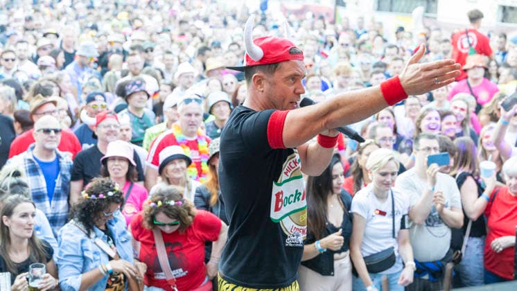 Volles Haus und Mallorca-Stimmung im Brauereihof der Kauzen Bräu in Ochsenfurt: Partycrasher Lorenz Büffel feierte am 5. Juni 2026 das 10-jährige Jubiläum der Käuzle Partykneipe und brachte das Publikum zum Kochen. *** Full house and Mallorca atmosphere in the brewery courtyard of the Kauzen Bräu in Ochsenfurt Party crasher Lorenz Büffel celebrated the 10th anniversary of the Käuzle party pub on June 5, 2026 and brought the audience to a boil Copyright: HMBxMedia xHeikoxBecker