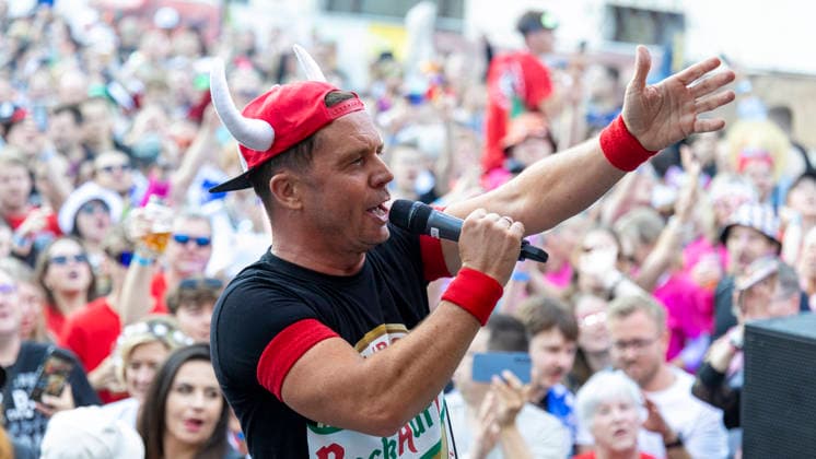 Volles Haus und Mallorca-Stimmung im Brauereihof der Kauzen Bräu in Ochsenfurt: Partycrasher Lorenz Büffel feierte am 5. Juni 2026 das 10-jährige Jubiläum der Käuzle Partykneipe und brachte das Publikum zum Kochen. *** Full house and Mallorca atmosphere in the brewery courtyard of the Kauzen Bräu in Ochsenfurt Party crasher Lorenz Büffel celebrated the 10th anniversary of the Käuzle party pub on June 5, 2026 and brought the audience to a boil Copyright: HMBxMedia xHeikoxBecker
