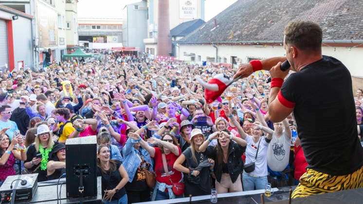 Volles Haus und Mallorca-Stimmung im Brauereihof der Kauzen Bräu in Ochsenfurt: Partycrasher Lorenz Büffel feierte am 5. Juni 2026 das 10-jährige Jubiläum der Käuzle Partykneipe und brachte das Publikum zum Kochen. *** Full house and Mallorca atmosphere in the brewery courtyard of the Kauzen Bräu in Ochsenfurt Party crasher Lorenz Büffel celebrated the 10th anniversary of the Käuzle party pub on June 5, 2026 and brought the audience to a boil Copyright: HMBxMedia xHeikoxBecker
