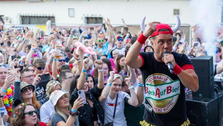 Volles Haus und Mallorca-Stimmung im Brauereihof der Kauzen Bräu in Ochsenfurt: Partycrasher Lorenz Büffel feierte am 5. Juni 2026 das 10-jährige Jubiläum der Käuzle Partykneipe und brachte das Publikum zum Kochen. *** Full house and Mallorca atmosphere in the brewery courtyard of the Kauzen Bräu in Ochsenfurt Party crasher Lorenz Büffel celebrated the 10th anniversary of the Käuzle party pub on June 5, 2026 and brought the audience to a boil Copyright: HMBxMedia xHeikoxBecker