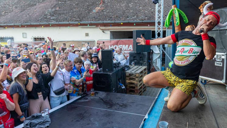 Volles Haus und Mallorca-Stimmung im Brauereihof der Kauzen Bräu in Ochsenfurt: Partycrasher Lorenz Büffel feierte am 5. Juni 2026 das 10-jährige Jubiläum der Käuzle Partykneipe und brachte das Publikum zum Kochen. *** Full house and Mallorca atmosphere in the brewery courtyard of the Kauzen Bräu in Ochsenfurt Party crasher Lorenz Büffel celebrated the 10th anniversary of the Käuzle party pub on June 5, 2026 and brought the audience to a boil Copyright: HMBxMedia xHeikoxBecker