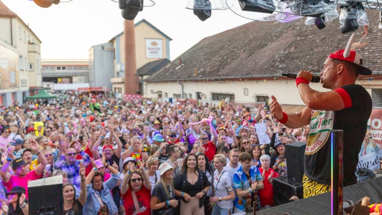 Volles Haus und Mallorca-Stimmung im Brauereihof der Kauzen Bräu in Ochsenfurt: Partycrasher Lorenz Büffel feierte am 5. Juni 2026 das 10-jährige Jubiläum der Käuzle Partykneipe und brachte das Publikum zum Kochen. *** Full house and Mallorca atmosphere in the brewery courtyard of the Kauzen Bräu in Ochsenfurt Party crasher Lorenz Büffel celebrated the 10th anniversary of the Käuzle party pub on June 5, 2026 and brought the audience to a boil Copyright: HMBxMedia xHeikoxBecker