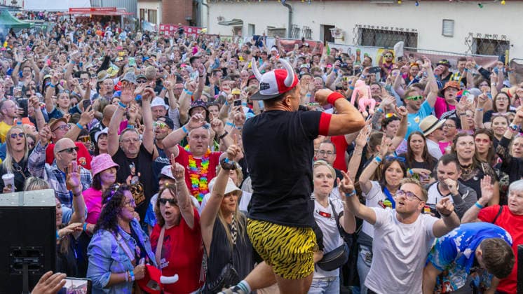 Volles Haus und Mallorca-Stimmung im Brauereihof der Kauzen Bräu in Ochsenfurt: Partycrasher Lorenz Büffel feierte am 5. Juni 2026 das 10-jährige Jubiläum der Käuzle Partykneipe und brachte das Publikum zum Kochen. *** Full house and Mallorca atmosphere in the brewery courtyard of the Kauzen Bräu in Ochsenfurt Party crasher Lorenz Büffel celebrated the 10th anniversary of the Käuzle party pub on June 5, 2026 and brought the audience to a boil Copyright: HMBxMedia xHeikoxBecker