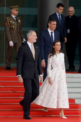 Spain s King Felipe VI (L) and Queen Letizia (R) arrive to Adolfo Suarez Madrid-Barajas Airport in Madrid, Spain, to welcome Pope Leo XVI on the occasion of his six-day long visit to Spain, in Madrid, Spain, 06 June 2026. Pope Leo XVI arrives in Madrid !ACHTUNG: NUR REDAKTIONELLE NUTZUNG!  Copyright: xJ.J.xGuillénx GRAF1837 20260606-55020515677_1