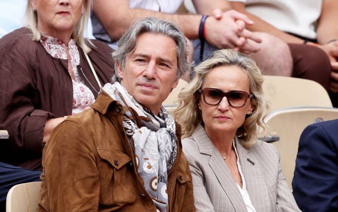 Laurent Solly et sa compagne Caroline Roux dans les tribunes lors des Internationaux de France de Tennis de Roland Garros 2026, à Paris, France, le 5 juin 2026 Jacovides Moreau Bestimage Celebs in the stands during the Day thirteen of the 2026 French Open on June 05, 2026 in Paris, France Paris France  Copyright: xJACOVIDES-MOREAUx xBESTIMAGExJACOVIDES-MOREAUx xBESTIMAGEx