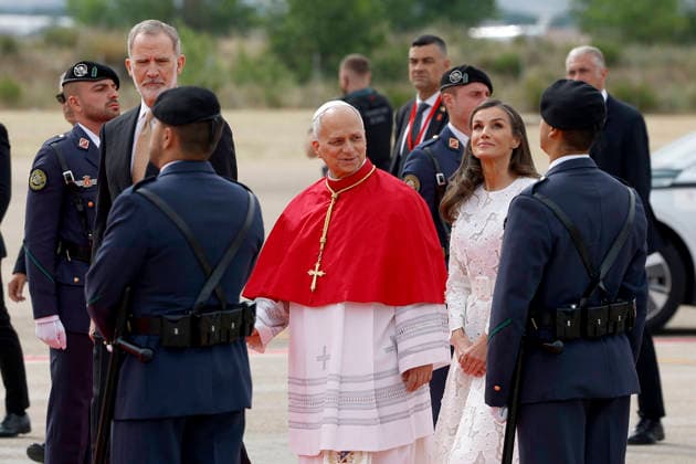 Spain s King Felipe VI (2L) and Queen Letizia welcome Pope Leo XIV upon his arrival to Adolfo Suarez Madrid-Barajas airport on the occasion of his six-day long visit to Spain, in Madrid, Spain, 06 June 2026. Pope Leo XIV arrives in Madrid !ACHTUNG: NUR REDAKTIONELLE NUTZUNG!  Copyright: xJ.J.xGuillénx GRAF1843 20260606-55020515784_1