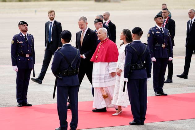 Pope Leo XIV arrives at Adolfo Suarez Madrid Barajas Airport King Felipe and Queen Letizia receive Pope Leo XIV at Adolfo Suarez Madrid Barajas Airport, June 6, 2026, in Madrid Spain Pope Leo XIV begins an official visit to Spain that includes several institutional and religious events During his stay, the pontiff meets with the main authorities of the State and celebrates liturgical ceremonies open to the faithful The visit strengthens relations between the Holy See and Spain and focuses on social and spiritual issues 06 JUNE 2026 PAPAL VISIT TO PÉ Madrid Madrid Spain  Copyright: xA.xPÃ rezxMecax 7575741