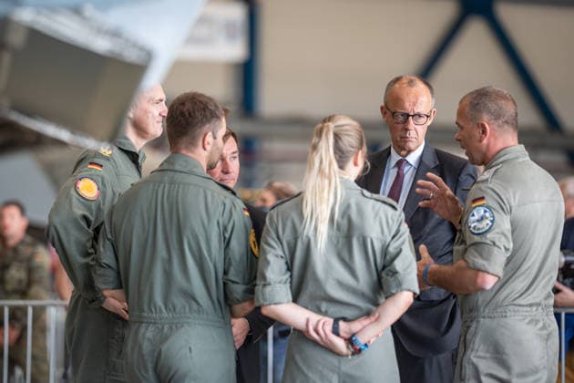 Bundeskanzler Friedrich Merz tauscht sich vor einem Eurofighter Kampfjet mit Soldaten und Soldatinnen aus;Bundeskanzler Friedrich Merz besucht Standort der Luftwaffe in Laage bei Rostock, Laage, Rostock Mecklenburg-Vorpommern Deutschland Fliegerhost Laage *** Federal Chancellor Friedrich Merz talks to servicemen and women in front of a Eurofighter fighter jet Federal Chancellor Friedrich Merz visits the air force base in Laage near Rostock, Laage, Rostock Mecklenburg-Vorpommern Germany Fliegerhost Laage