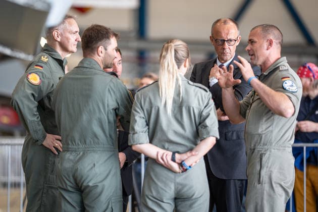 Bundeskanzler Friedrich Merz tauscht sich vor einem Eurofighter Kampfjet mit Soldaten und Soldatinnen aus;Bundeskanzler Friedrich Merz besucht Standort der Luftwaffe in Laage bei Rostock, Laage, Rostock Mecklenburg-Vorpommern Deutschland Fliegerhost Laage *** Federal Chancellor Friedrich Merz talks to servicemen and women in front of a Eurofighter fighter jet Federal Chancellor Friedrich Merz visits the air force base in Laage near Rostock, Laage, Rostock Mecklenburg-Vorpommern Germany Fliegerhost Laage