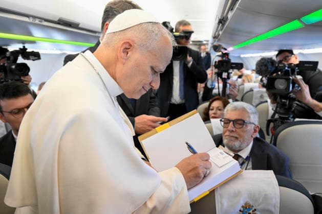IN FLIGHT - POPE LEO XIV GREETS JOURNALISTS ABOARD THE PAPAL FLIGHT FROM ROME TO MADRID - 2026 6 6 In Flight, Vatican, 2026 6 6 Pope Leo XIV greets journalists aboard the papal flight from Rome to Madrid EDITORIAL USE ONLY - NO BOOKS Copyright: xVATICANxMEDIA CPPx