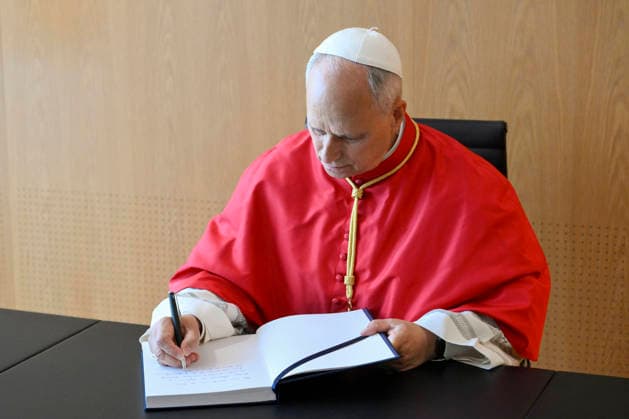 SPAIN - POPE LEO XIV ARRIVAL AT THE ADOLFO SUAREZ MADRID BARAJAS INTERNATIONAL AIRPORT - 2026 6 6 Spain, Vatican, 2026 6 6Pope Leo XIV sign the guest book upon his arrival at the Adolfo Suarez Madrid Barajas International Airport, Saturday on the occasion of his Apostolic journey to Spain EDITORIAL USE ONLY - NO BOOKS Copyright: xVATICANxMEDIA CPPx