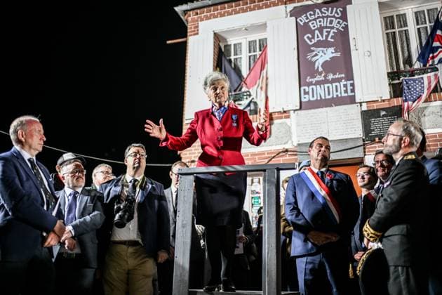 Midnight Ceremony at Pegasus Bridge, Bénouville PHOTOPQR OUEST FRANCE Martin ROCHE Bénouville 05 06 2026 On Friday June 05, 2026, several hundred people gathered for the Midnight Ceremony at Pegasus Bridge, Bénouville, Calvados, Normandy, to pay tribute to the British paratroopers of the 6th Airborne Division, who were the first to land in Normandy during the Normandy Landings. After a lengthy speech , Arlette Gondrée in front of her Café Gondrée offers the traditional champagne to veterans and guests celebrating the midnight ceremony She is the owner of the first café liberated by the Allies in 1944 Photographer Martin ROCHE Ouest France This Friday, June 05, 2026 , during the Midnight Ceremony at Pegasus Bridge in Bénouville Calvados Nor  Copyright: xPHOTOPQR OUESTxFRANCE MAXPPPxMartinxROCHEx 20260606OFR8280 20260606OFR8280