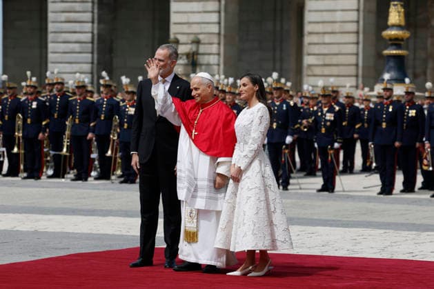 Spain s King Felipe VI (L) and Queen Letizia (R) welcome Pope Leo XIV at the Armeria Square in the Royal Palace in Madrid, Spain, 06 June 2026. Pope Leo XIV visits Spain !ACHTUNG: NUR REDAKTIONELLE NUTZUNG!  Copyright: xJ.J.xGuillénx GRAF1919 20260606-55020516388_1